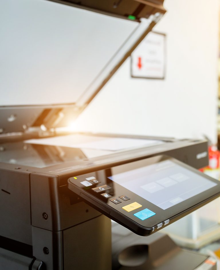 Imagem de uma impressora com a tampa do scanner aberta, pronta para digitalizar ou copiar um documento