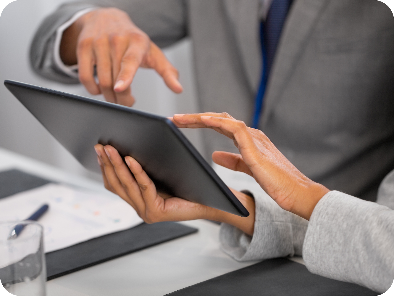 um tablet em ambiente corporativo, ilustrando tablets para aluguel em curitiba